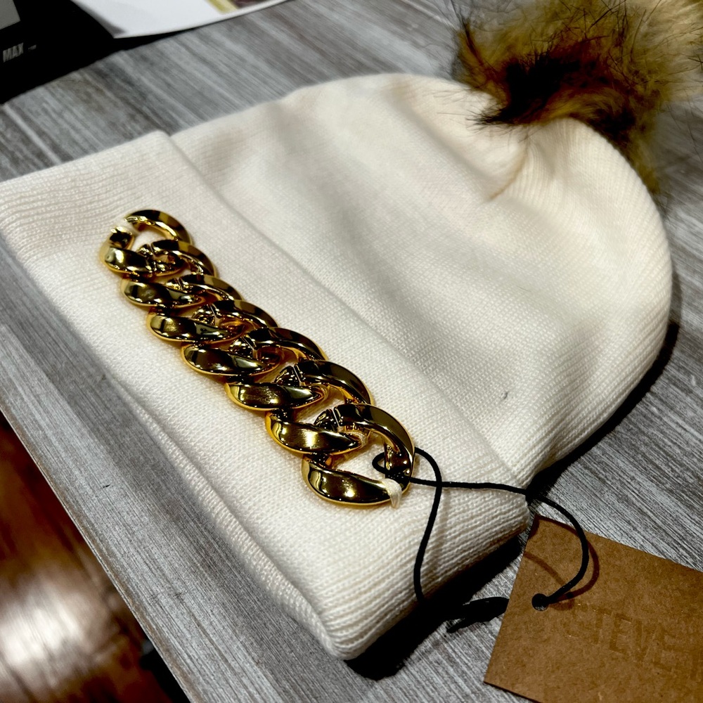 Women’s Cream Pop-Pomp Steve Madden beanie!